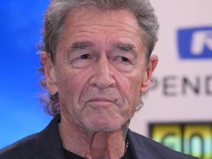 Peter Maffay sieht traurig aus und schaut zur Seite