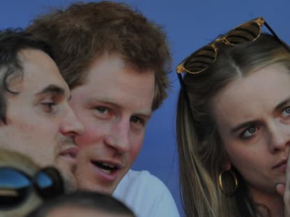 Prinz Harry und Cressida Bonas sitzen bei einer Sportveranstaltung