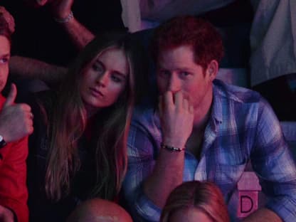 Prinz Harry und Cressida Bonas sitzen nebeneinander.