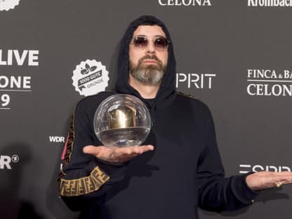 Sido posiert mit einem Award in der Hand