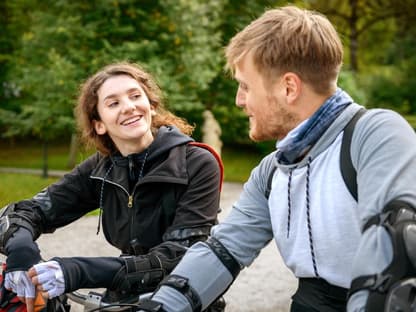 Sturm der Liebe Liesl lacht Max an, beide sitzen auf Fahrrädern