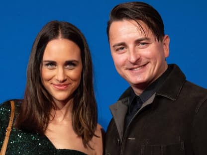 Lisa Kandlhofer und Andreas Gabalier, blauer Hintergrund 