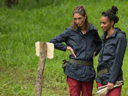 Tessa und Cecilia gucken bei der Dschungelprüfung genervt