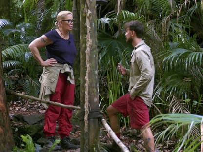 Claudia Effenberg und Gigi Birofio streiten sich im Dschungelcamp.