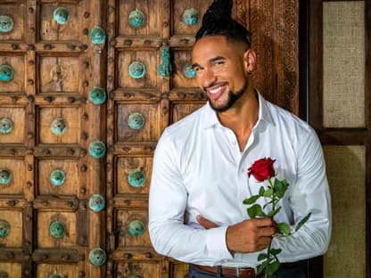 "Bachelor" David Jackson mit Rose in der Hand