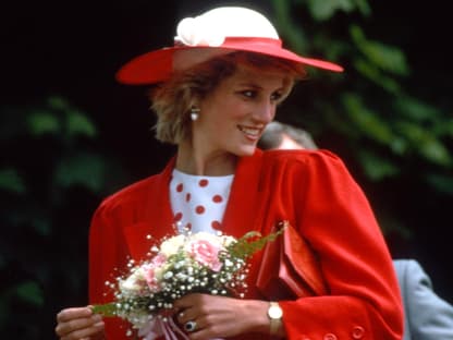 Lady Di im roten Kostüm 