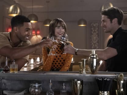 Emily in Paris-Szene an der Bar mit Lucien Laviscount, Lily Collins und Lucas Bravo