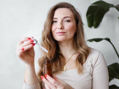 Frau mit Serum in der Hand