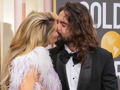 Heidi Klum und Tom Kaulitz küssen sich bei den Golden Globes 2023