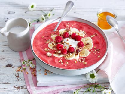 Himbeerbowl mit gerösteten Nüssen