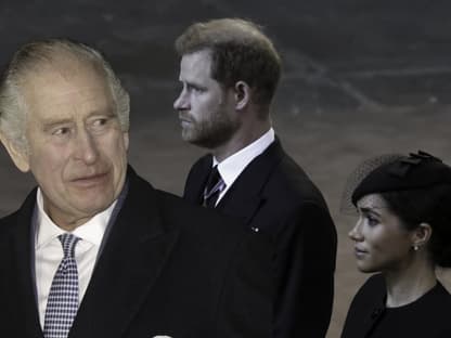 König Charles III., Prinz Harry und Herzogin Meghan.