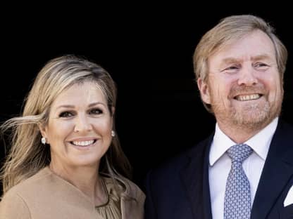 Königin Máxima und König Willem-Alexander posieren nebeneinander. 