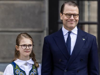 Prinzessin Estelle und Prinz Daniel stehen nebeneinander. 