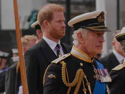 Prinz Harry und König Charles III. bei der Beerdigung von Queen Elizabeth II. 