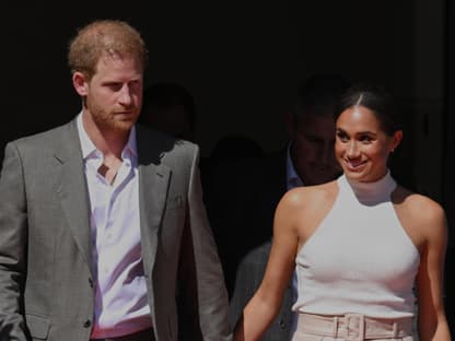 Prinz Harry und Herzogin Meghan gehen nebeneinander. 