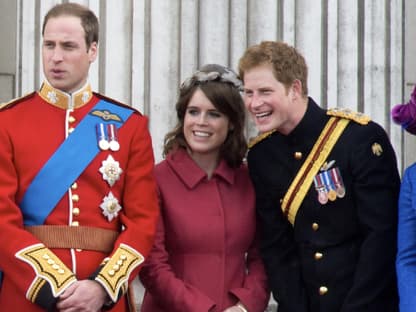 Prinz William, Prinzessin Eugenie, Prinz Harry und Prinzessin Beatrice lachen gemeinsam. 