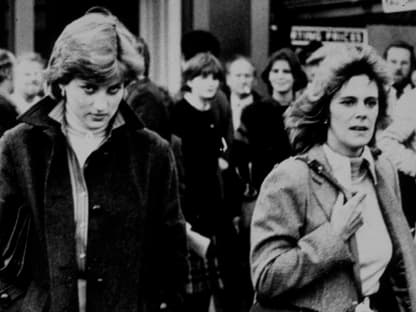 Prinzessin Diana und Queen Consort Camilla gehen nebeneinander.