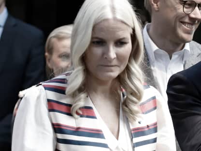 Prinzessin Mette-Marit von Norwegen guckt traurig nach unten