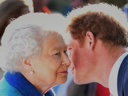 Prinz Harry gibt Queen Elizabeth II. einen Kuss.