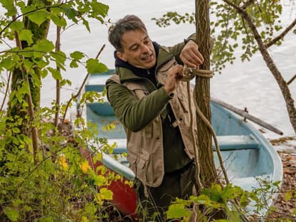 Sturm der Liebe Robert befestigt ein Boot mit einem Tau an einem Baum