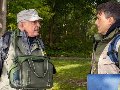 Sturm der Liebe Robert und André stehen bepackt mit Rucksäcken im Wald