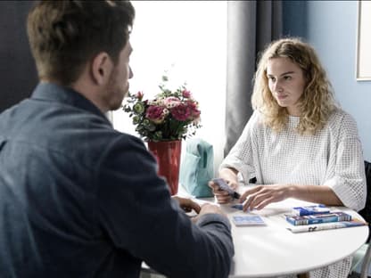 Yannick und Nele sitzen sich bei "Alles was zählt" gegenüber