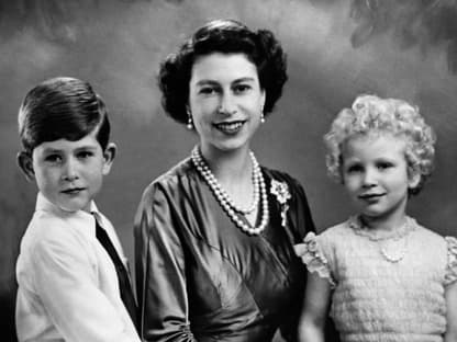 König Charles mit Queen Elizabeth II. und Prinzessin Anne.