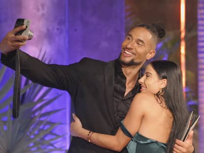 "Der Bachelor" 2023 David Jackson macht ein Selfie mit Leyla