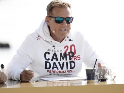 Dieter Bohlen bei DSDS mit Sonnenbrille am Jurypult