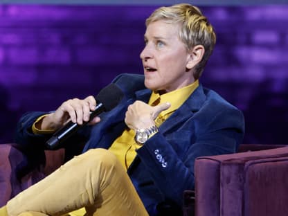 Ellen DeGeneres spricht. 