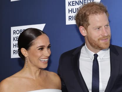 Herzogin Meghan und Prinz Harry lachen. 