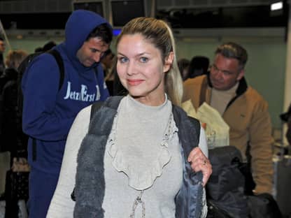 Yvoenne Woelke am Flughafen, im Hintergrund Lucas Cordalis und Peter Klein