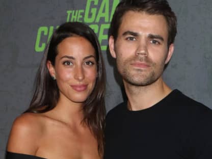 Ines de Ramon und Paul Wesley lächeln