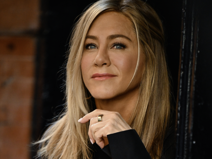 Jennifer Aniston schmunzelt