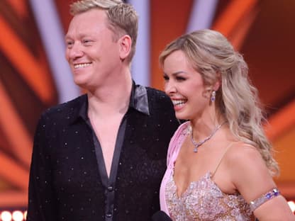 Knossi und Isabel Edvardsson lachen bei "Let's Dance" und gucken zur Seite