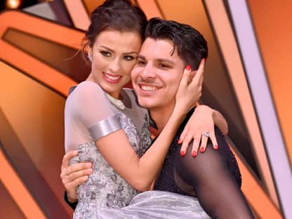 Patricija und Alexandru Ionel posieren strahlend bei Let's Dance