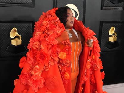 Lizzo posiert bei den Grammys