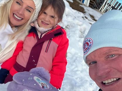 Peggy Jerofke und Steff Jerkel mit ihrer Tochter im Winterurlaub