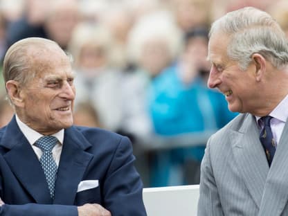 Prinz Philip und König Charles III. lachen sich an