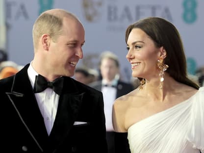 Prinz William und Prinzessin Kate lächeln sich bei den Bafta-Awards an. 