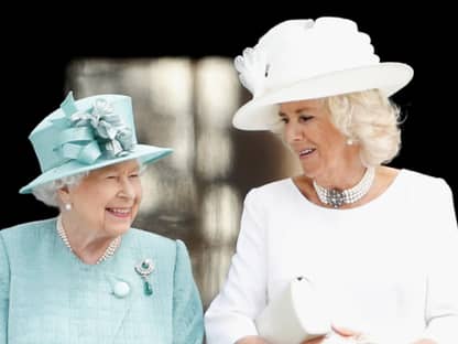 Queen Elizabeth II. und Queen Consort Camilla lachen. 