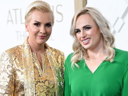 Rebel Wilson und Ramona Agruma red carpet