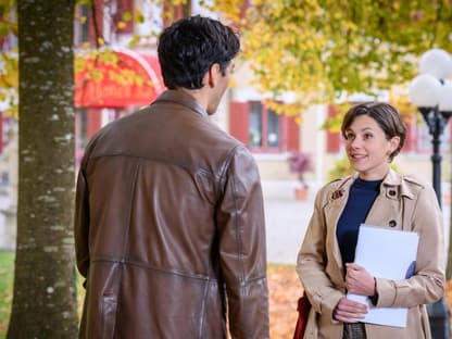 Sturm der Liebe Eleni grinst Leander an der mit dem Rücken zur Kamera steht