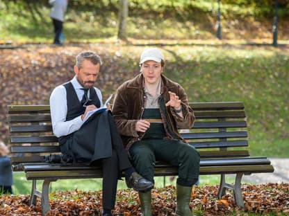 Sturm der Liebe Erik und Gerry sitzen auf einer Bank im Park