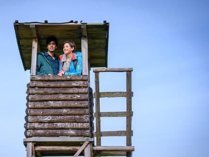 Sturm der Liebe Leander und Eleni stehen auf einem Hochsitz