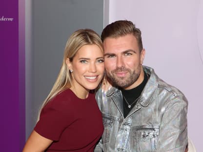 Sylvie Meis und André Borchers sitzen Arm in Arm auf einem Sessel