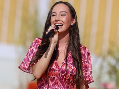 Vanessa Dollinger singt bei "immer wieder sonntags" im pinken Kleid