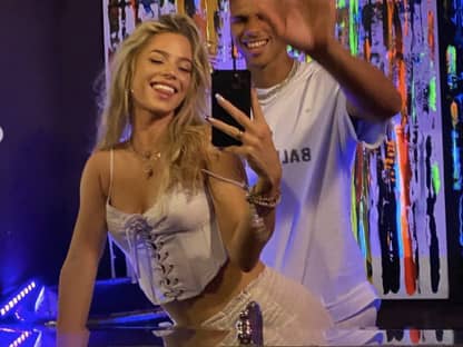 Too Hot To Handle Emely und Kevin machen ein Spiegelselfie und lachen