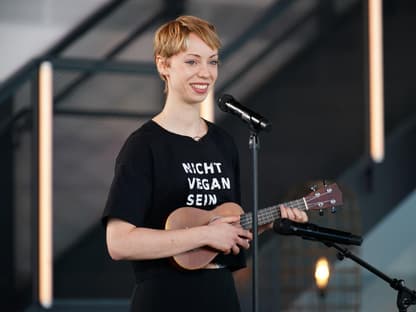 DSDS Kandidatin Raffaela Raab mit Ukulele in der Hand vor Mikrofonständer