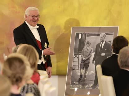 Frank-Walter Steinmeier mit seiner Überraschung für König Charles III.